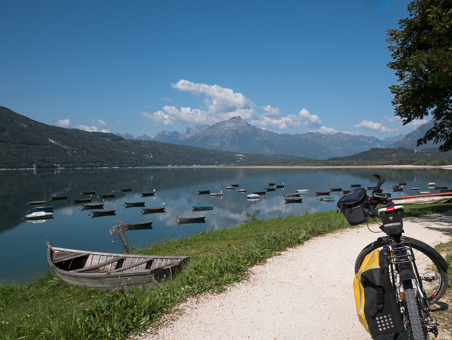 Unverbautes Ufer des Lago di Santa Croce